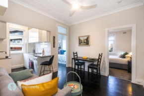 Top Floor 1 Bedroom Apt Sunroom Close To CBD, Sydney